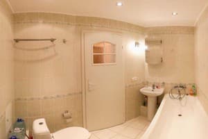 Возле метро рядом с центром 1